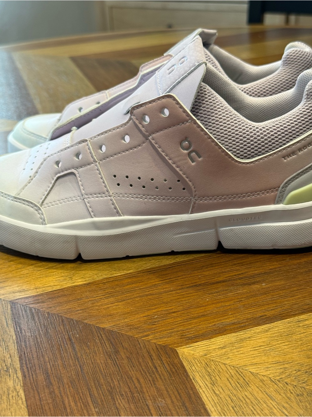 On The Roger Clubhouse womenβs sneakers size 7 NO LACES